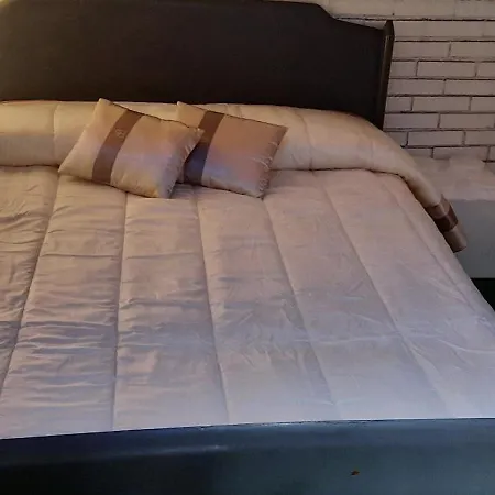 Loft House בית הארחה *